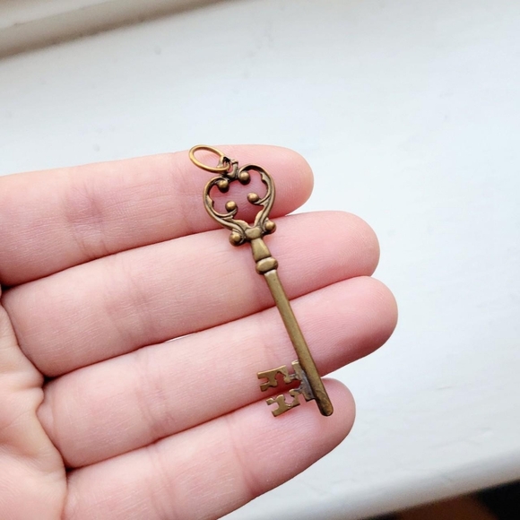 Vintage Bronze Skeleton Key Pendant - Picture 1 of 6